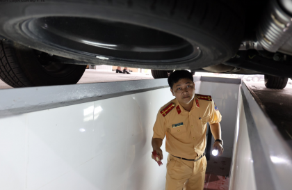 Chùm ảnh: Ngày đầu tiên lực lượng CSGT hỗ trợ đăng kiểm viên tại các trung tâm kiểm định xe cơ giới